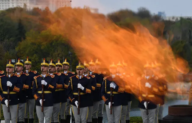 Romanian military takes part in celebration of the Romanian Army Force's Day next to the Monument of Unknown Soldier at Carol Park in Bucharest October 25, 2017. The Day of the Romanian Army is the day when Romania celebrates the Army, which on October 25, 1944, liberated the last territory of the country from horthyst occupation, in the central Transylvania region. (Photo by Daniel Mihailescu/AFP Photo)