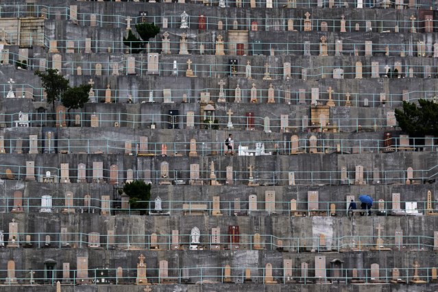 Relatives visit graves at Pok Fu Lam Cemetery in Hong Kong on April 4, 2025 as people visit cemeteries to honour their ancestors during the annual Tomb Sweeping Day, known locally in Hong Kong as Ching Ming. (Photo by Peter Parks/AFP Photo)