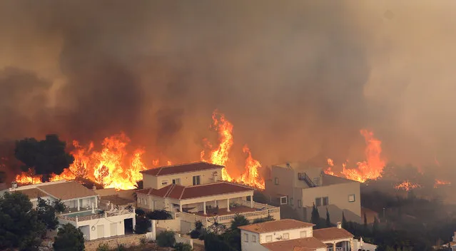 A wildfire burns nearby Benitachel village, eastern Spain, Monday, September 5, 2016. (Photo by Alberto Saiz/AP Photo)