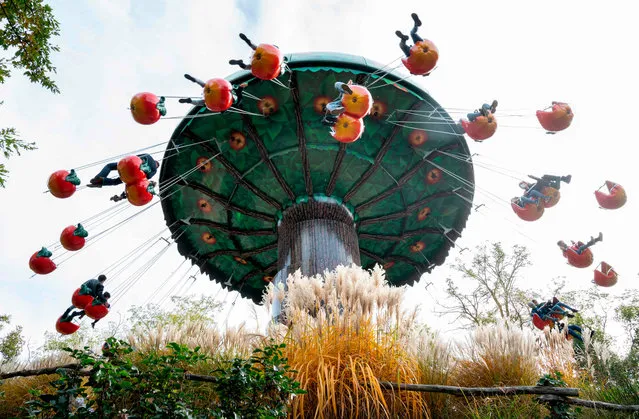 Visitors take the Apple ride at amusement park “Family Park Neusiedler” on October 26, 2020 near Sank Margarethen im Burgerland, Austria. (Photo by Joe Klamar/AFP Photo)