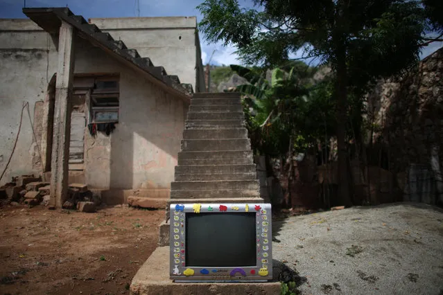 A TV is left on the ground as it is transported to a shelter ahead of the arrival of Hurricane Matthew in Siboney, Cuba, October 2, 2016. (Photo by Alexandre Meneghini/Reuters)