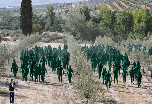 Hundreds of volunteers from around the world painted in green pose for the project “Portrait Alhambra 1925” by US artist Spencer Tunick in an olive grove in Granada, Andalusia, southern Spain, 20 September 2025. This art installation has been set to commemorate the centenary of beer brand Alhambra. (Photo by Pepe Torres/EPA)