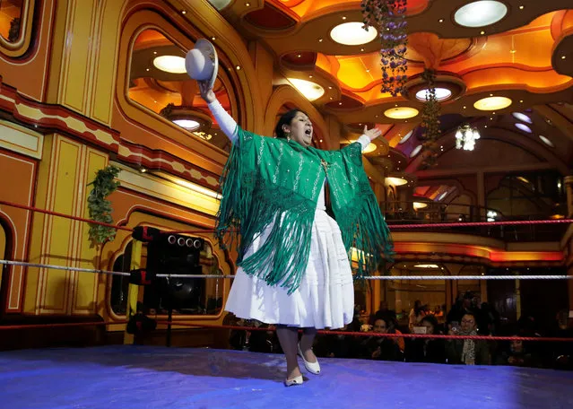 A Cholita (Andean woman) fighter greets the audience before her wrestling session at the Havana Hotel Cholet in El Alto, outskirts in La Paz, Bolivia on June 29, 2018. (Photo by David Mercado/Reuters)