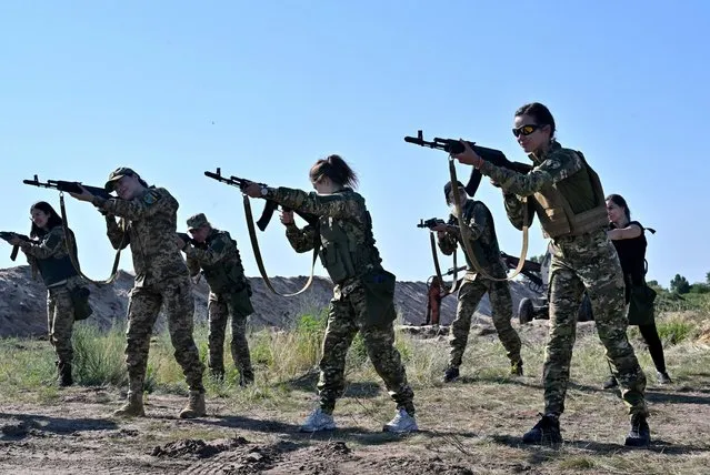 Female Ukrainian cadets, wearing new military uniforms designed specially for women, take part in a training during the "Uniform matters" event organised to present the outfit and test it under military training conditions, on the outskirts of Kyiv on July 12, 2023. (Photo by Sergei Supinsky/AFP Photo)