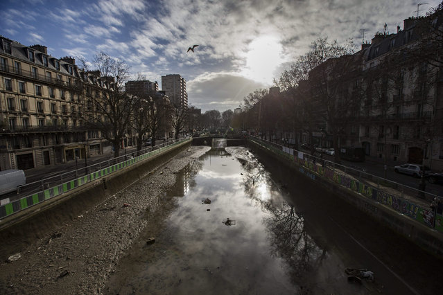 The Saint Martin canal is drained for maintenance in Paris, France, 08 January 2016. The cleaning and maintenance operations of the Canal Saint-Martin, that occur every 15 years, will last 3 months for a total cost of 9,5 millions euros. (Photo by Ian Langsdon/EPA)
