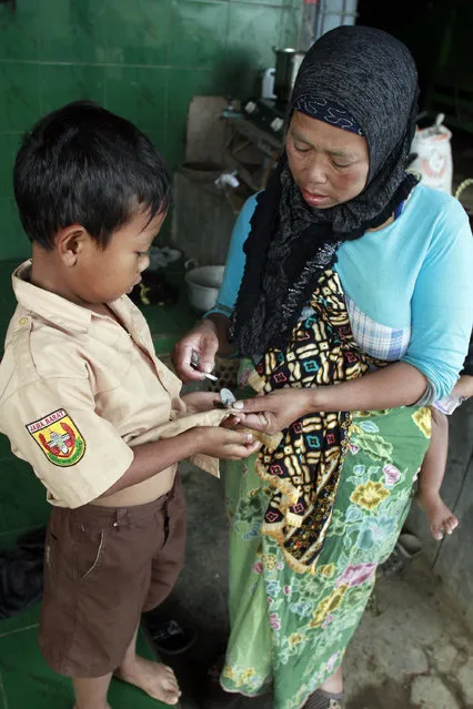 The 7-year-old receives pocket money from his mother. (Photo by Rezza Estily/JG Photo)