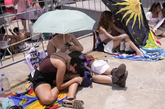 Taylor Swift fans wait for the doors of Nilton Santos Olympic stadium to open for her Eras Tour concert amid a heat wave in Rio de Janeiro, Brazil, Saturday, November 18, 2023. A 23-year-old Taylor Swift fan died at the singer's Eras Tour concert in Rio de Janeiro Friday night, according to a statement from the show's organizers in Brazil. (Photo by Silvia Izquierdo/AP Photo)