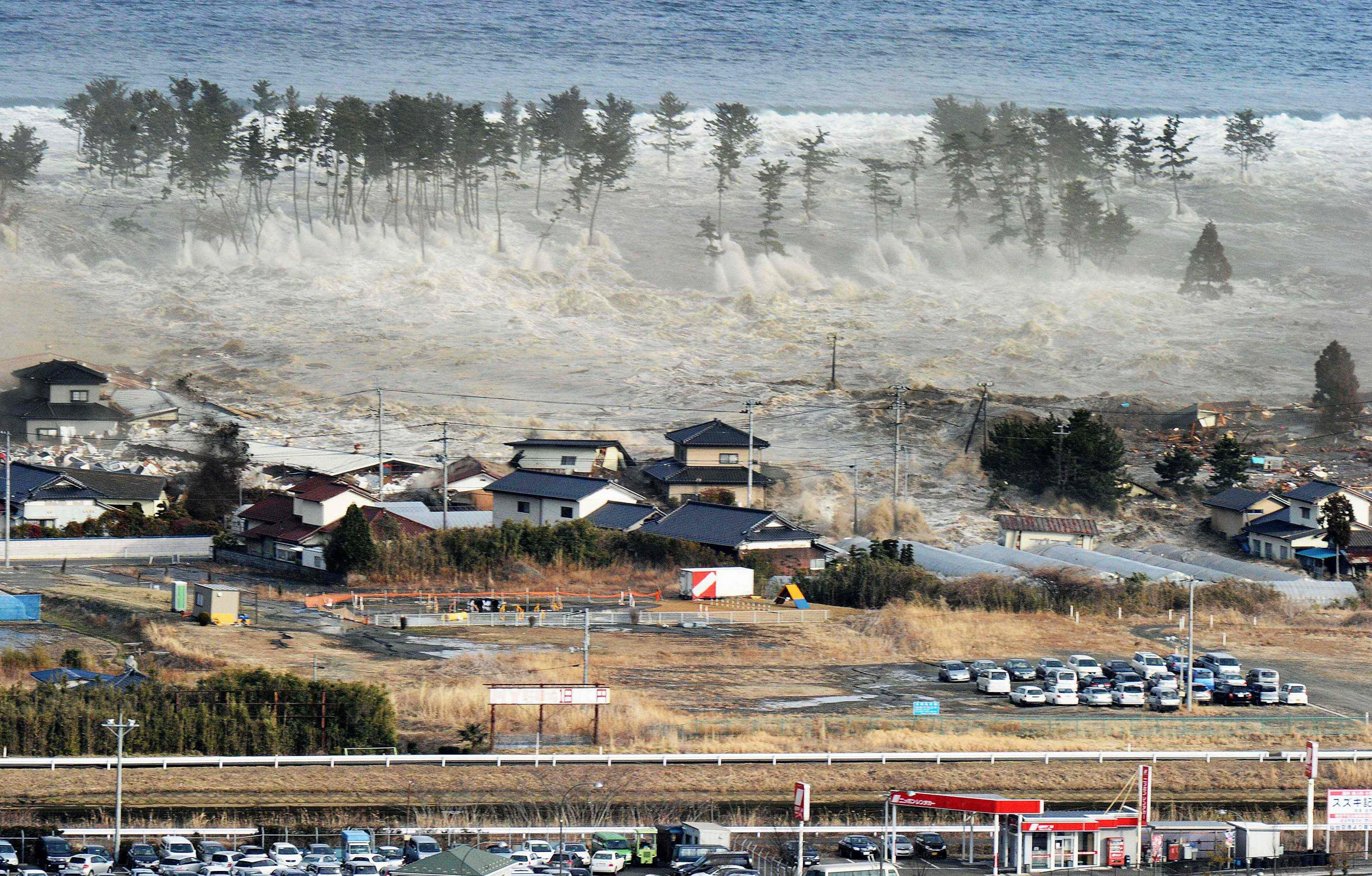 Морские землетрясения. ЦУНАМИ В Японии в 2011. Землетрясение Тохоку 2011. ЦУНАМИ В Японии 2004.