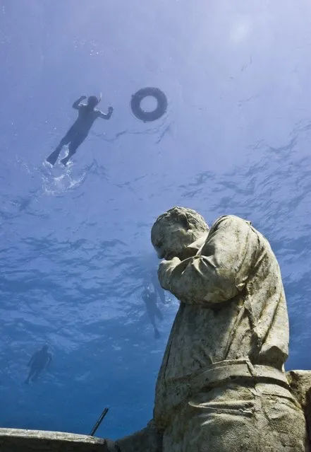 “The dream collector”. Underwater Sculpture, Museo Subacuático de Arte, Cancun. (Photo by Jason deCaires Taylor/UnderwaterSculpture)