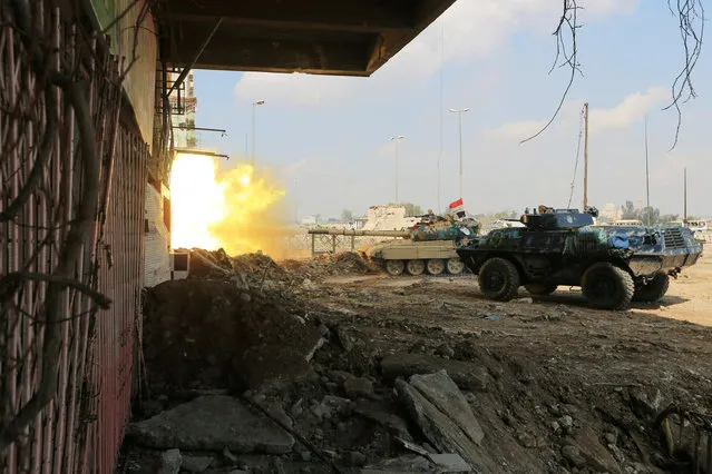 A tank of Iraqi rapid response forces fires against Islamic State militants at the Bab al-Tob area in Mosul, Iraq, March 14, 2017. (Photo by Ari Jalal/Reuters)