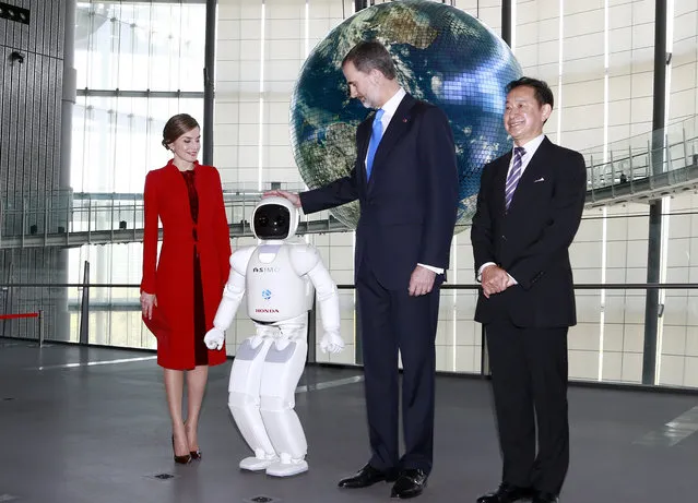 Spanish King Felipe, second from right, and Queen Letizia pose with Honda Motor Co.'s interactive robot Asimo and Chief Executive Director Mamoru Mori of Miraikan, or National Museum of Emerging Science and Innovation in Tokyo, Wednesday, April 5, 2017. (Photo by Shizuo Kambayashi/AP Photo)