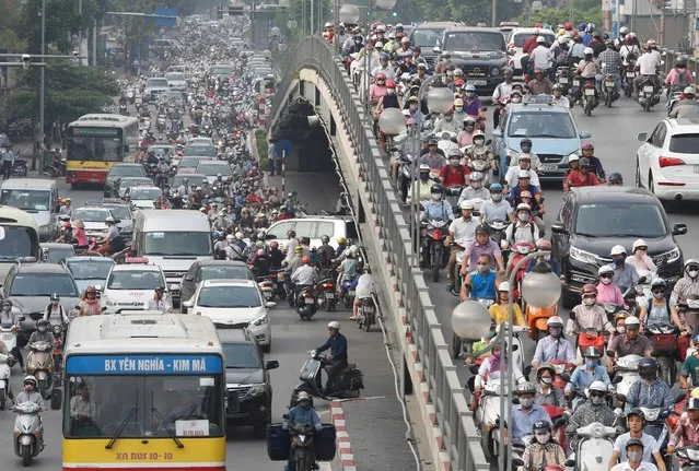Commuters are seen during rush hour on a street in Hanoi October 10, 2016. (Photo by Reuters/Kham)
