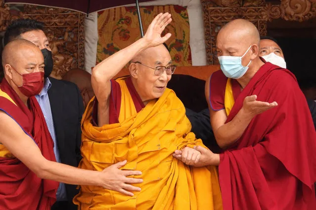 Tibetan spiritual leader Dalai Lama waves during a teachings gathering in Leh on July 28, 2022. (Photo by Mohd Arhaan Archer/AFP Photo)