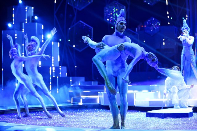 Dancers perform during the dress rehearsal ahead of the world premiere of “Falling in Love” Grand Show at Friedrichstadt-Palast, also known as Palast Berlin, a revue theatre with the largest stage floor in the world, in Berlin, Germany on October 5, 2023. (Photo by Fabrizio Bensch/Reuters)
