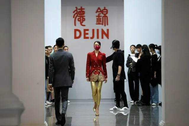 A model rehearses with a fabric face mask on, designed by Zhou Li for her Autumn/Winter 2020 collection show, during China Fashion Week in Beijing, following the novel coronavirus disease (COVID-19) outbreak, China on May 3, 2020. (Photo by Tingshu Wang/Reuters)