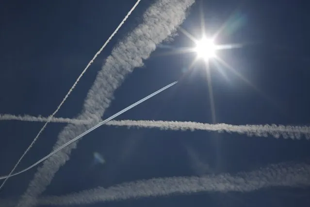 Contrails from passenger planes are seen on the sky over Venice August 25, 2014. (Photo by Tony Gentile/Reuters)
