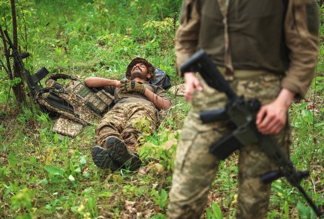 A foreign service member of 13th Operative Purpose Brigade “Khartiia” of the National Guard of Ukraine rests as he takes part in an exercise, in Kharkiv region, Ukraine on May 20, 2025. (Photo by Anatolii Stepanov/Reuters)