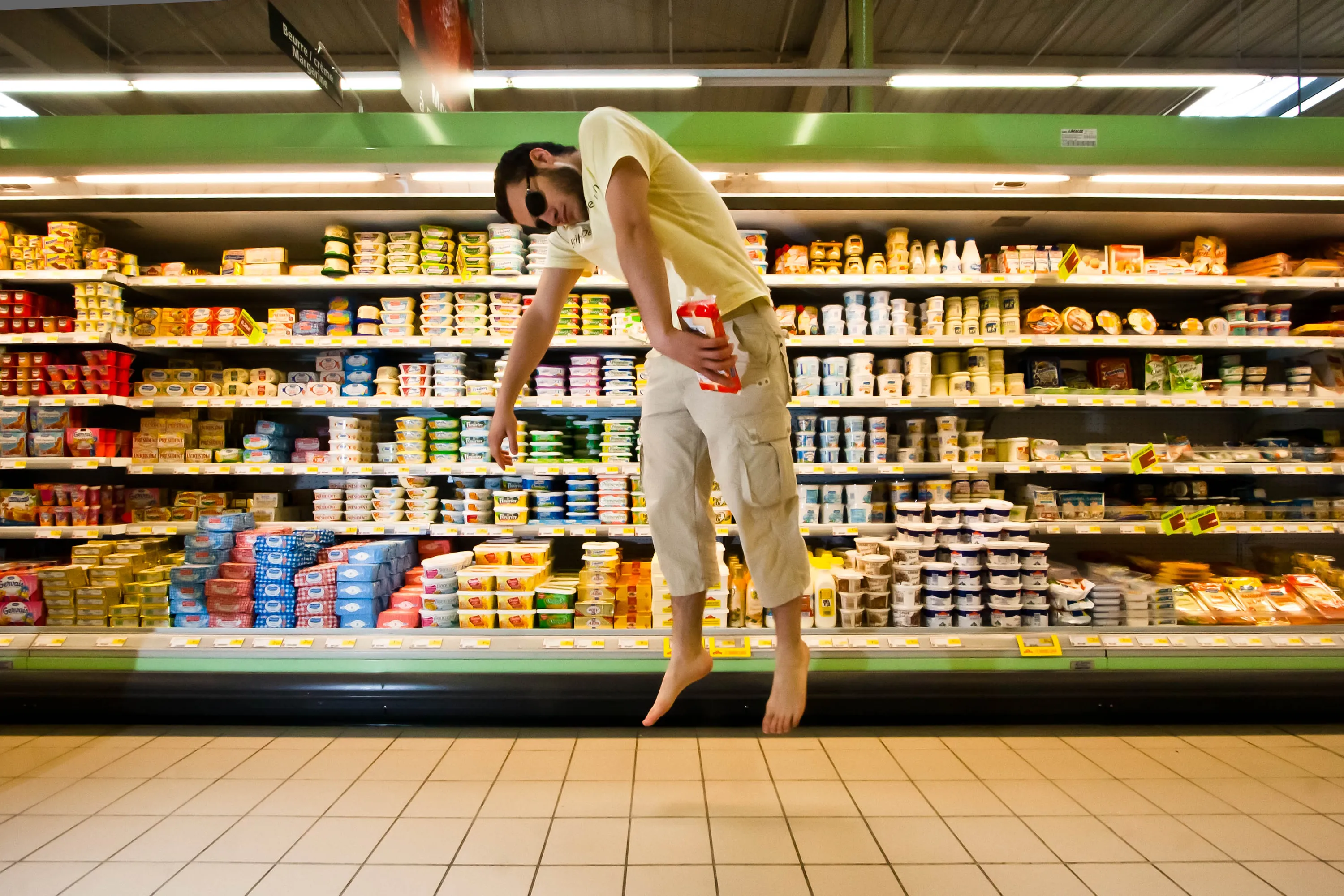 Morning shop. Big supermarket. Случайный покупатель. This is a big supermarket. Что висит в супермаркете картинки.