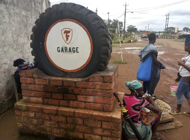 A tyre is used to mark the entrance to Firestone's garage in the town of Harbel, Liberia Saturday, July 18, 2020. The rubber industry in Liberia has gotten so bad that some farmers are cutting down their rubber trees with hopes of producing palm oil instead and Firestone recently announced plans to lay off 374 people with the company citing the impact of the global COVID-19 economic crisis among other factors. (Photo by Jonathan Paye-Layleh/AP Photo)