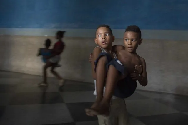 Children exercise during a wrestling lesson in downtown Havana, October 20, 2014. (Photo by Alexandre Meneghini/Reuters)
