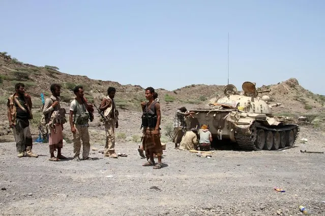 Yemeni pro-government forces fire towards Huthi rebels positioned in the hills of the Sharija region on the borders of Taez and Lahj provinces on September 25, 2016. Forces loyal to the embattled government of President Abedrabbo Mansour Hadi have struggled since the end of August to break the siege of Taez which the rebels have surrounded for more than a year. (Photo by Saleh Al-Obeidi/AFP Photo)