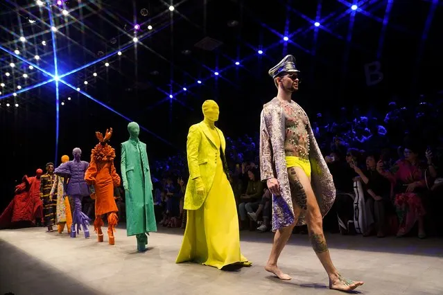Models showcases designs on the runway at Hu Sheguang Haute Couture show during Mercedes-Benz China Fashion Week Autumn/Winter 2018/2019 at 751D.PARK on March 25, 2018 in Beijing, China. (Photo by Lintao Zhang/Getty Images)