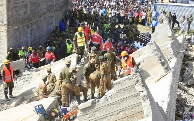 Rescuers search for survivors in the rubble of a collapsed residential building in Makongeni estate in Kenya's capital Nairobi December 17, 2014. (Photo by Noor Khamis/Reuters)