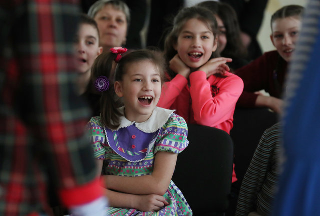 Children react during clowns' performance in the children's social shelter during the first clown festival in Belarus in Bobruisk, some 150 km from Minsk, Belarus, 01 April 2018. (Photo by Tatyana Zenkovich/EPA/EFE)