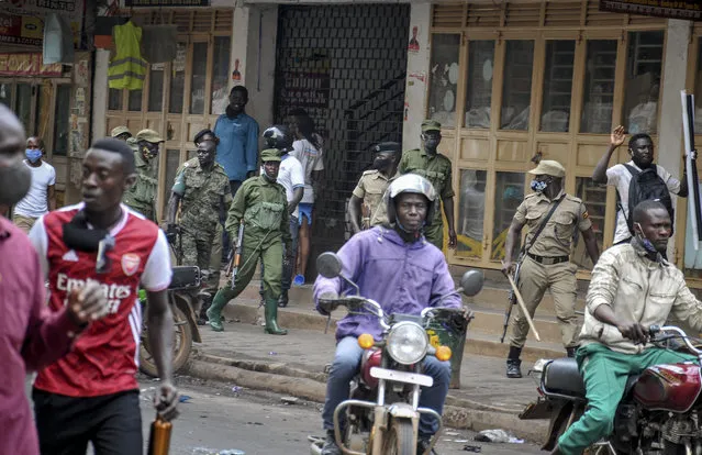 Ugandan security forces patrol on a street in Kampala, Uganda Thursday, November 19, 2020. The death toll from protests over the latest arrest of Ugandan opposition presidential hopeful and musician Bobi Wine has risen to 16, police said Thursday, as a second day of demonstrations continued in the country's worst unrest in a decade. (Photo by AP Photo/Stringer)