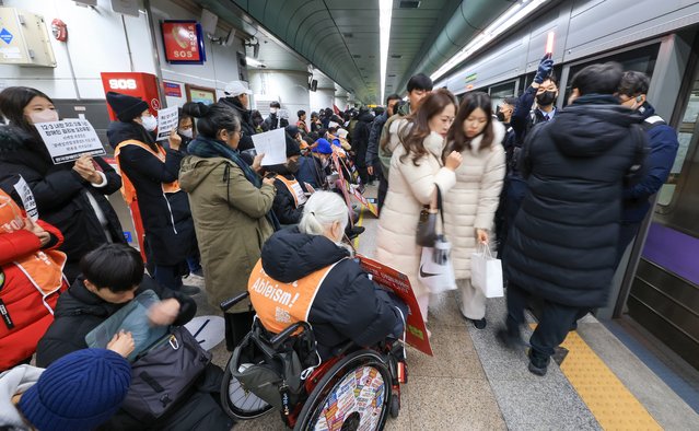 On the morning of the December 4, 2025, at Gwanghwamun Station in Seoul, citizens passing by while members of the National Coalition for the Elimination of Discrimination against Persons with Disabilities (NCPD) protested on their way to work. (Photo by Park Seong-won)