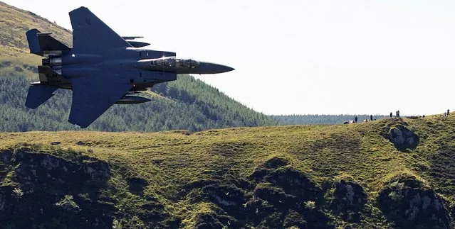 A United States Air Force (USAF) F-15 fighter jet travels at low altitude through the “Mach Loop” series of valleys near Dolgellau, north Wales on June 26, 2018. (Photo by Oli Scarff/AFP Photo)