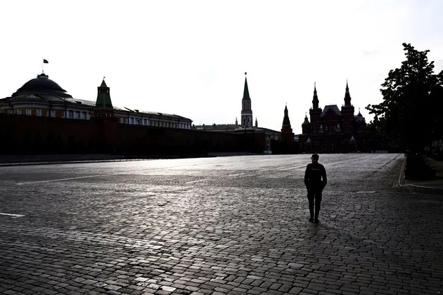A policeman patrols an empty Red Square in Moscow, on June 25, 2023. (Photo by Natalia Kolesnikova/AFP Photo)