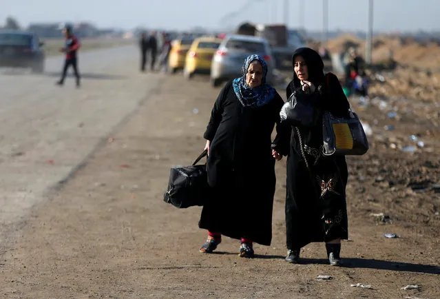 Iraqi people flee the Islamic State stronghold in the town of Bartella, east of Mosul, December 27, 2016. (Photo by Ammar Awad/Reuters)