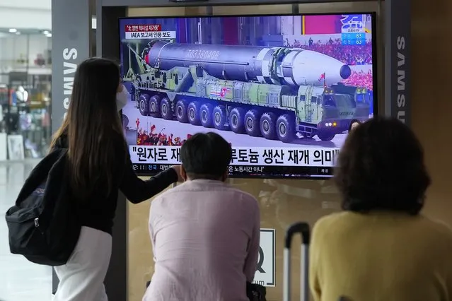 People watch a TV screen showing a file image of a North Korean missile in a military parade during a news program at the Seoul Railway Station in Seoul, South Korea, Monday, August 30, 2021. North Korea appears to have restarted the operation of its main nuclear reactor used to produce weapons fuels, the U.N. atomic agency said, as the North openly threatens to enlarge its nuclear arsenal amid long-dormant nuclear diplomacy with the United States. Korean letters read: “The reactor produces plutonium”. (Photo by Ahn Young-joon/AP Photo)