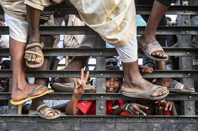 Sudanese protesters arrive to join the sit-in outside the army headquarters in the capital Khartoum on April 27, 2019. A joint committee representing Sudan's military leadership and protesters is to hold its first meeting today to discuss their demand for civilian rule, the leading protest group said. (Photo by Ozan Kose/AFP Photo)