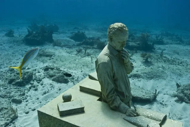 “The dream collector”. Underwater Sculpture, Museo Subacuático de Arte, Cancun. (Photo by Jason deCaires Taylor/UnderwaterSculpture)