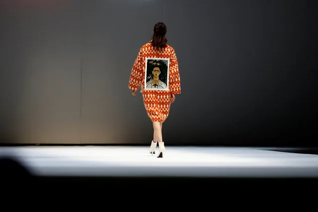 A model presents a creation by Han Dongyang during the JD & Uyen fashion show at China Fashion Week in Beijing, China March 29, 2017. (Photo by Thomas Peter/Reuters)