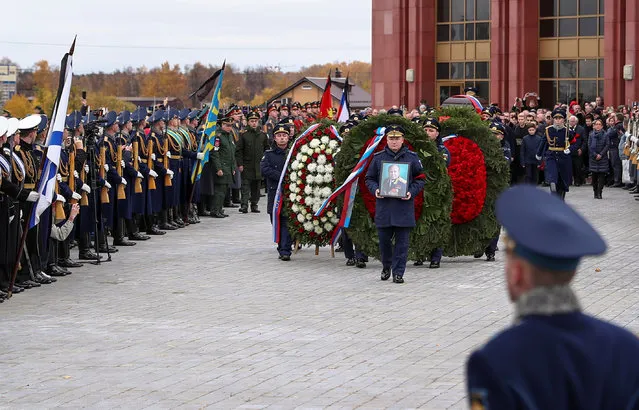 Officers carry a coffin of Alexei Leonov, the first man to conduct a space walk in 1965, during his funeral in Mytishchi, outside Moscow, Russia on October 15, 2019. The legendary cosmonaut, who died Friday at 85, was buried Tuesday in a lavish ceremony, attended by hundreds of well-wishers and other celebrated cosmonauts. Leonov staked his place in history on March 18, 1965, when he exited his space capsule to spend 12 minutes in outer space. (Photo by Evgenia Novozhenina/Reuters)