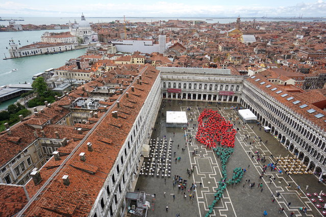 A huge “Bocolo” (rosebud) made by hundreds of figures and organized by the Venetian artist Elena Tagliapietra for the feast of San Marco is seen from the top of the bell tower of San Marco in Venice, Italy, 25 April 2023. The patron saint of the city, San Marco Evangelista, is celebrated on 25 April in Venice. (Photo by Andrea Merola/EPA)