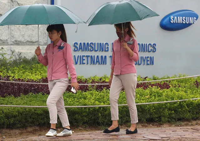 An employee (L) holds a smartphone as she is on the way to work at the Samsung factory in Thai Nguyen province, north of Hanoi, Vietnam October 13, 2016. (Photo by Reuters/Kham)