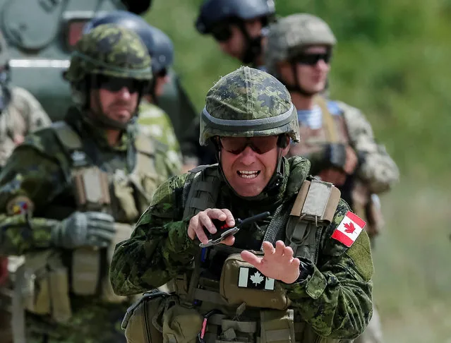 Canadian military instructors and Ukrainian servicemen take part in a military exercise at the International Peacekeeping and Security Center in Yavoriv, Ukraine, July 12, 2016. (Photo by Gleb Garanich/Reuters)