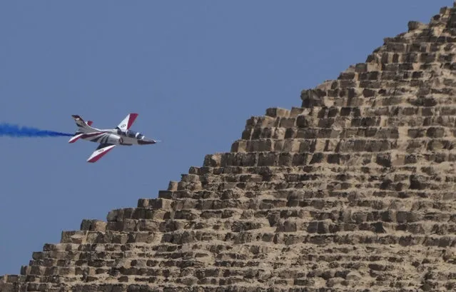 An Egyptian air force “Silver Stars” aerobatic plane performs at “Pyramids Airshow 2022” at the Giza Pyramids site, near Cairo, Egypt, Wednesday, August 3, 2022. (Photo by Amr Nabil/AP Photo)