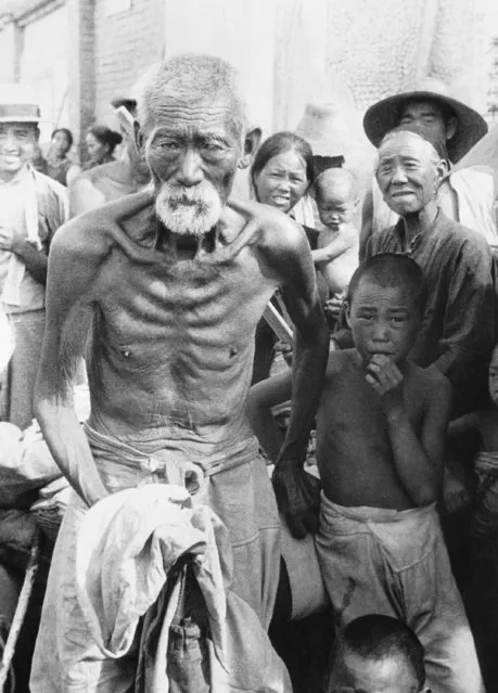 On the verge of death from starvation, this decrepit and emaciated ancient was rescued from his flood-ruined home and brought to a refugee camp at Chengchow, China on August 24, 1938 to be fed and strengthened before being sent westward with other flood and war victims. (Photo by AP Photo)