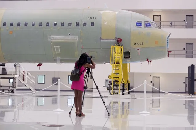 People view the Airbus A321 being assembled during a tour of the new Airbus U.S. Manufacturing Facility in Mobile, Alabama September 13, 2015. Airbus Group's new factory will build predominately A321 aircraft, the company's largest single aisle plane, Airbus Group's president and CEO Fabrice Bregier said on Sunday. (Photo by Michael Spooneybarger/Reuters)