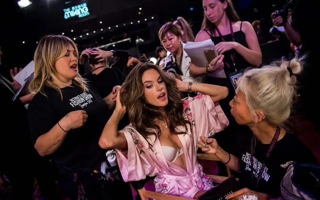 Alessandra Ambrosio (C) is pictured backstage before the start of the 2017 Victoria' s Secret Fashion Show in Shanghai on November 20, 2017. (Photo by Chandan Khanna/AFP Photo)