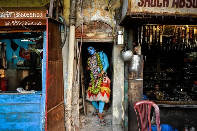 Indian artist, Ravi Kali (32), dressed as Hindu goddess Kali, leaves his home prior to participating in a religious procession for the Hindu festival, Ganesh Chaturthi in New Delhi on September 24, 2015. (Photo by Chandan Khanna/AFP Photo)