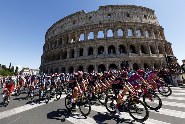 The peloton rides past the Colosseum during the 21st stage of the 108th Giro d'Italia cycling race of 143kms from Rome to Rome on June 1, 2025. (Photo by Luca Bettini/AFP Photo)