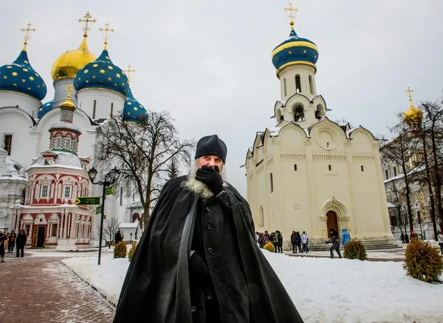 An Orthodox priest walks in the yard of The Holy Trinity-St.Sergius Lavra in Sergiyev Posad on January 26, 2018. Sergiyev Posad is part of the so called Golden Ring of Russia comprising several cities  northeast of Moscow, which also played a significant role in the formation of the Russian Orthodox Church. The towns feature unique monuments of Russian architecture of the 12th-18th centuries, including kremlins, monasteries, cathedrals, and churches. (Photo by Mladen Antonov/AFP Photo)
