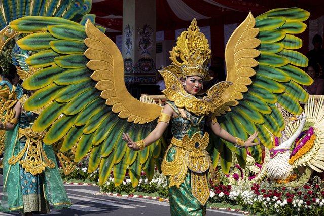 A dancer takes part in a parade to mark the opening of the annual Bali Art Festival on a main road in Denpasar, Bali, Indonesia, 21 June 2025. The Bali Art Festival runs from 21 June to 19 July 2025 and features hundreds of performers. (Photo by Made Nagi/EPA)
