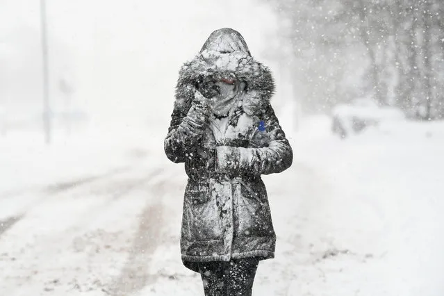 A woman makes her way through the snow on March 1, 2018 in Balloch, Scotland. Freezing weather conditions dubbed the “Beast from the East” combines with Storm Emma coming in from the South West of Britain to bring further snow and sub-zero temperatures causing chaos on roads and shutting schools. Red weather warnings for snow have been seen in the UK for the first time and five people have died as a result. (Photo by Jeff J. Mitchell/Getty Images)